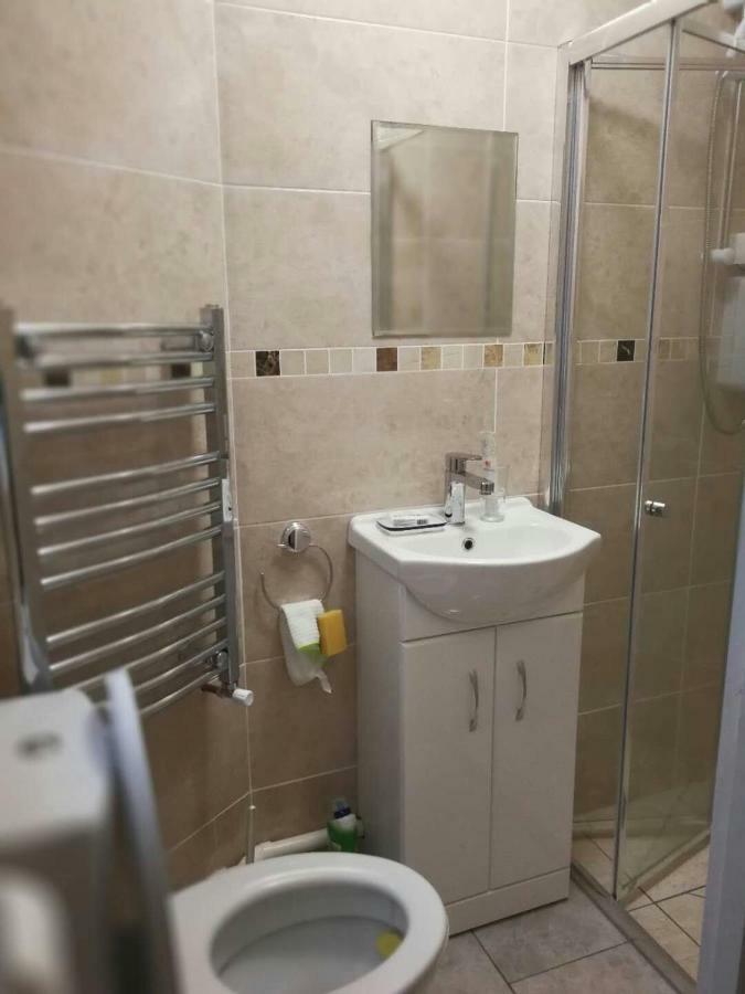 Rest Room Near To Heathrow Airport Ashford  Экстерьер фото